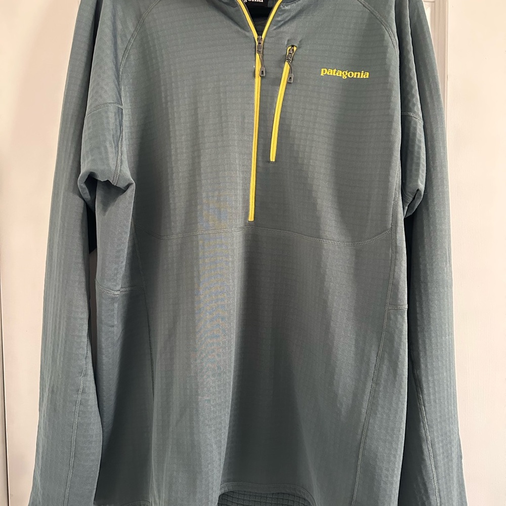 Patagonia Men's Lightweight Grey 1/4 zip